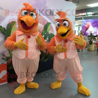 Imagen del producto de Personaje REDBROKOLY de disfraz de mascota de Peach Roosters vestido con un mono y envolturas