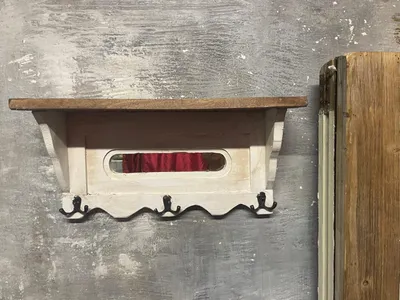 Image de Charmant portemanteau blanc en bois avec trois crochets et un miroir
