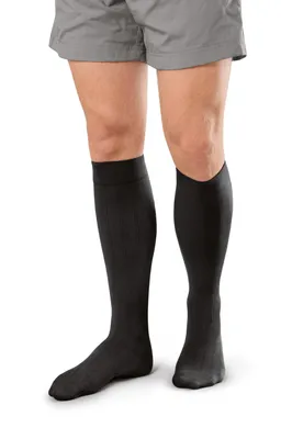Produktbild von Jobst forMen Explore Herren Kompressionsstrümpfe Länge: AD Kniestrümpfe Kompressionsklasse: KKL2 Größe: VI Farbe: schwarz Fussspitze: geschl. Spitze Längenzusatz: regular Abschluss-Haftband: ohne