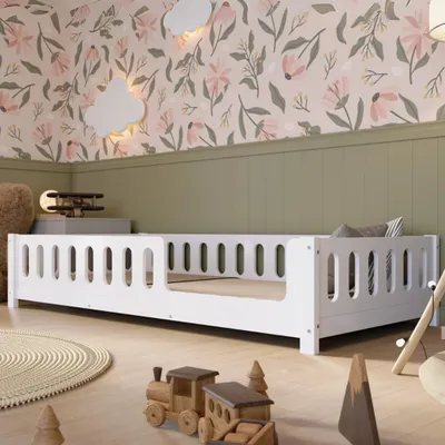 Produktbild von Crazy Pine Kinderbett 120x200 cm – Weißes Montessori Bodenbett aus MDF – Kleinkindbett mit Abgerundeten Kanten, Einstieg rechts – Crazy Ethan