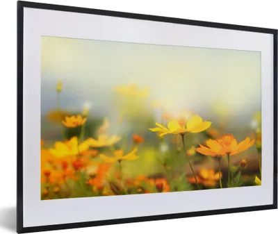 Produktbild von MuchoWow® MuchoWow® Gerahmtes Poster Blumen - Landschaft - Gelb 60x40 cm - Poster mit zchwarzem Bilderrahmen - Schlafzimmer - Plakat in Rahmen - Drucken