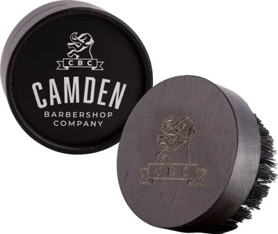 Produktbild von Bartbürste von Camden Barbershop Company ● inkl. Case ● aus Walnussholz ● Für die tägliche Bartpflege & das Auftragen von Bartöl