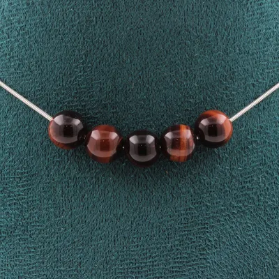 Zdjęcie produktu dla Naszyjnik z 5 czerwonymi koralikami tygrysiego oka 8 mm, łańcuszek ze stali nierdzewnej