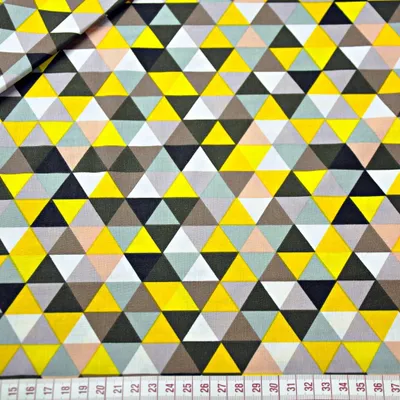 Produktbild von Baumwolle 100% kleine bunte Dreiecke gelb auf weißem Hintergrund.
