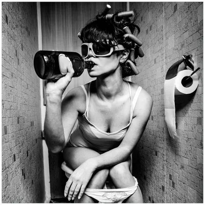 Produktbild von Wallario Wandbild aus Acryl, 50 x 50 cm, freischwebende Optik - Kloparty - Sexy Frau auf Toilette mit Weinflasche