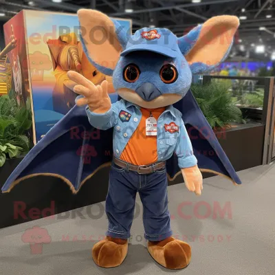Produktbild von Orangefarbener REDBROKOLY Fledermaus Maskottchen Kostüm charakter gekleidet mit einem Jeanshemd und Anstecknadeln