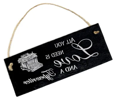 Produktbild von Schiefertafel Deko Schreibmaschine Schild 22 x 8 cm - All you need is Love and a Typewriter - Wanddeko Dekoration Türschild