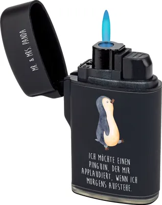 Produktbild von Mr. & Mrs. Panda sturmfeuerzeug Pinguin marschieren - Schwarz - Geschenk, Feuerzeug, Pinguine, Unausgeschlafen, anzünder, Gasfeuerzeug, Aufstehen, Applaus, Familie