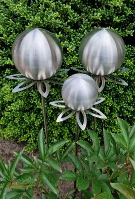 Produktbild von Blütenzauber Paris Rosenkugel 15/15/10 cm Edelstahl matt gebürstet Gartenstecker mit Stab 80 cm