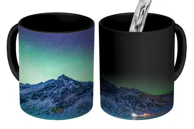 Obrázok produktu pre MuchoWow® Magický pohár Hory - Polárna žiara - Švédsko - Sneh - Zelená - Zima 350 ml Pohár na zmenu farby Darček Nápad na darček - Foto hrnček