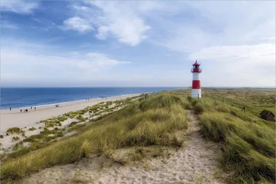 Produktbild von Wallario Premium Vliestapete Fototapete Am Strand von Sylt Leuchtturm auf der Düne Panorama in der Größe 400 x 267 cm, extra dick, wird in 5 Teilen geliefert