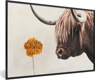 Produktbild von MuchoWow® Gerahmtes Poster Schottischer Highlander - Blume - Orange 90x60 cm - Poster mit Schwarzem Bilderrahmen Wandposter Rahmen Foto Bilder - Fotorahmen - Foto-Plakat