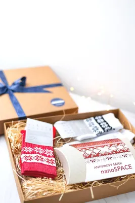 Produktbild von Geschenkset Winterklassiker für  | ponožky  velikost M, šátek zimní červený