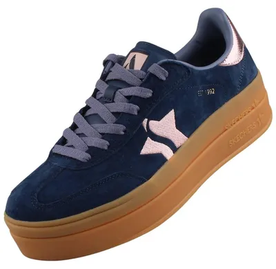 Das Bild zeigt einen blauen Freizeitschuh mit einer weißen Sohle Der Schuh ist von der linken Seite zu sehen Die Oberfläche des Schuhs wirkt glatt und das Design ist schlicht gehalten