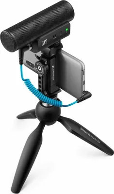 Produktbild von Sennheiser MKE 400 Mobile Kit - Kondensatormikrofon mit Supernierencharakteristik und Tiefpassfilter mit Manfrotto-Stativ