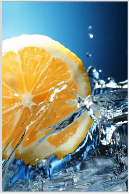 Produktbild von Wallario Wandbild Orange in spritzigem Wasser vor blauem Hintergrund, Größe: 61 x 91,50 cm, Poster mit weißem Aluminiumrahmen