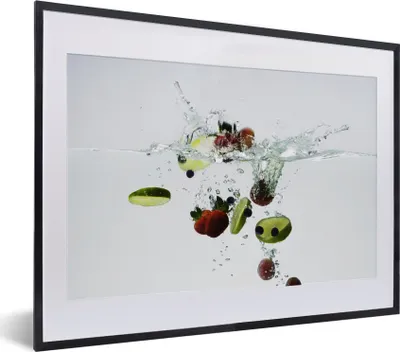 Produktbild von MuchoWow® MuchoWow® Gerahmtes Poster Obst - Wasser - Limette 40x30 cm - Poster mit zchwarzem Bilderrahmen - Bilderrahmen - Poster im Rahmen