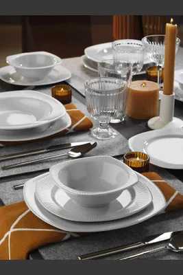Obrázok produktu pre Hermia Concept, kvalitná 24-dielna jedálenská súprava zo 100 % porcelánu, biela | 6 servírovacích tanierov (22x22x2), 6 tanierov (20x20x3), 6 misiek (14x14x5), 6 dezertných tanierov (18x18x2) | Vhodné do umývačky riadu a mikrovlnnej rúry.