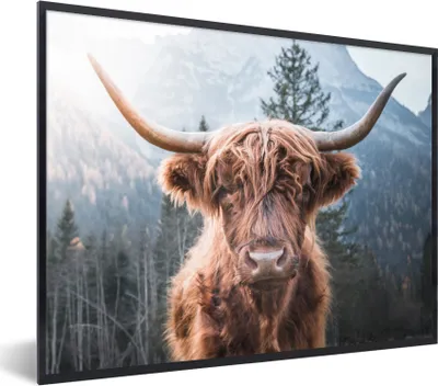 Produktbild von MuchoWow® Gerahmtes Poster Schottischer Hochländer - Kuh - Tiere - Berg - Natur 80x60 cm - Poster mit Schwarzem Bilderrahmen Wandposter Rahmen Foto Bilder - Schwarzem - Mit Gestell