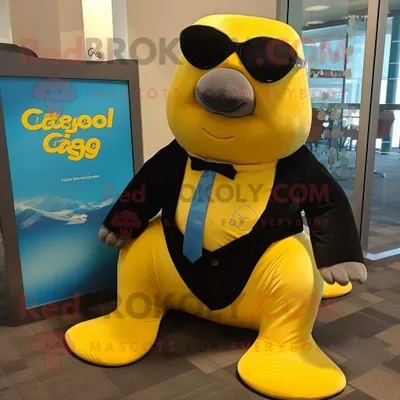Immagine prodotto di Personaggio in costume della mascotte REDBROKOLY della mucca di mare di Stellar giallo vestito con uno smoking e occhiali da sole