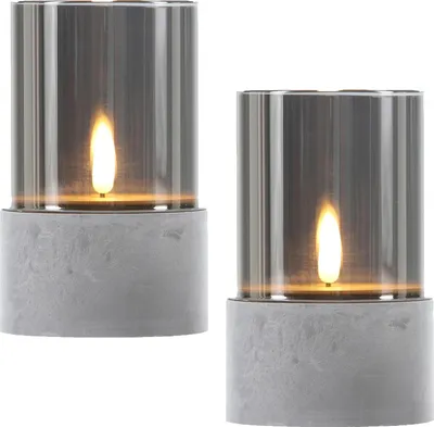 Zdjęcie produktu dla Zestaw 2 świec LED Marrakesh Pillar Candles w kolorze Cement Grey o wysokości 11 cm i 15,5 cm | Zewnętrzna migocząca świeca LED zasilana bateryjnie z funkcją timera do wieńca adwentowego i dekoracji świątecznych