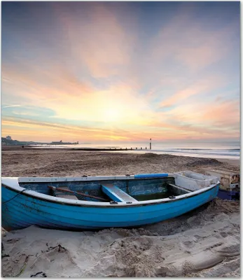 Produktbild von Wallario Herdabdeckplatte aus Glas, Größe 52 x 60 cm 1-teilig, Motiv Fischerboot am Strand bei Sonnenuntergang