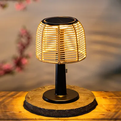 Produktbild von LED Solar Tischlampe mit Lampenschirm aus Rattan