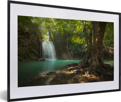 Produktbild von MuchoWow® MuchoWow® Gerahmtes Poster Ein tropischer Baum im Erawan-Nationalpark in Thailand 60x40 cm - Poster mit zchwarzem Bilderrahmen - Schlafzimmer - Plakat in Rahmen - Drucken