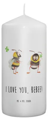 Produktbild von Mr. & Mrs. Panda Kerze Bienen Paar 15 x 7 cm - Weiß - Geschenk, für Partner, Valentinstag, Blockkerze, Frauen, Wachskerze, Hochzeitstag, Stumpenkerze, Freundin, Bedruckte