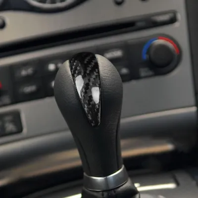 Zdjęcie produktu dla Osłona gałki dźwigni zmiany biegów z włókna węglowego, zamiennik dla Infiniti G35 G37 G25 FX35 FX37 FX50 QX70 QX56 QX80