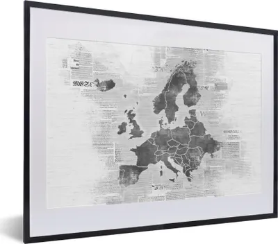 Produktbild von MuchoWow® Gerahmtes Poster Europakarte auf Zeitungspapier - schwarz und weiß 40x30 cm - Poster mit Schwarzem Bilderrahmen Wandposter Rahmen Foto Bilder - Bilderrahmen - Poster im Rahmen