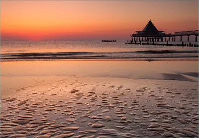 Produktbild von Wallario Fototapete Vliestapete, seidenmatte Oberfläche, einfache Verarbeitung, Größe 350 x 245 cm, Motiv Strand am Abend - Seebrücke am Ostseebad Heringsdorf