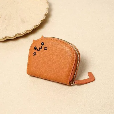 Immagine prodotto di Portafoglio da donna a forma di gatto in ecopelle con diversi scomparti per carte, tasca porta documenti e scomparto per monete.