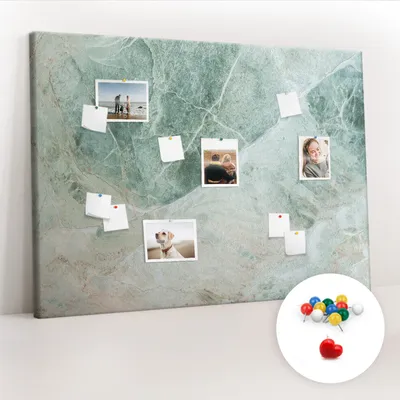 Imagen del producto de Tablero de corcho con chinchetas – Tablero con chinchetas para fotografías y notas – 140x100 cm – 100 chinchetas de colores – Superficie de mármol