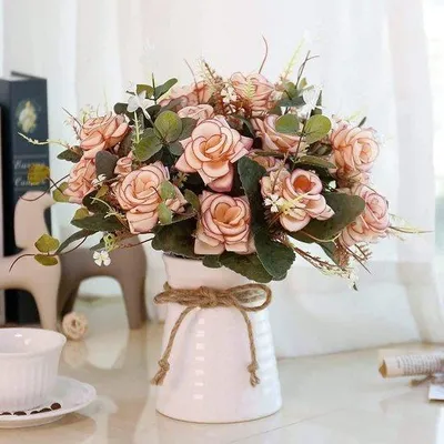 Image de Fleurs dans un vase – Décoration avec des roses en soie