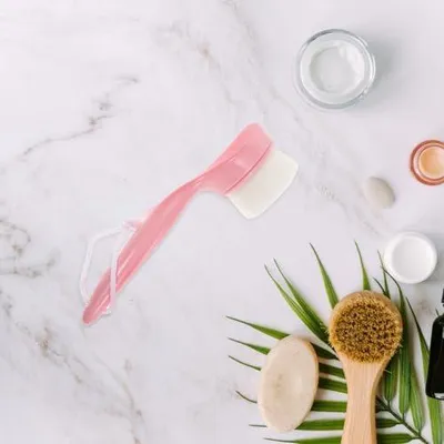 Produktbild von Gesichtsreinigungsbürste und Hautpflegebürste mit langem Griff und weichen Borsten für die sanfte Reinigung, Massage und das Abschminken zu Hause