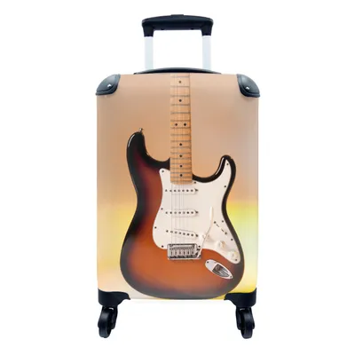 Produktbild von MuchoWow® Koffer Handgepäck Trolley Rollkoffer Kleine Reisekoffer mit 4 Rollen - Eine E-Gitarre mit orangefarbenem Hintergrund - Cabin Size < 55x40x23 cm & 55x40x20 cm - Fotokoffer - Kabinenkoffer - Boardgepäck - Reise-Box - Reisekoffer - Reisegepäck - Koffer mit Bild - Trolley für Kinder