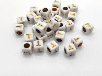 Image de Perles pour lettres, 30 pièces, 6x6 mm, blanches avec or, carrées, lettre T