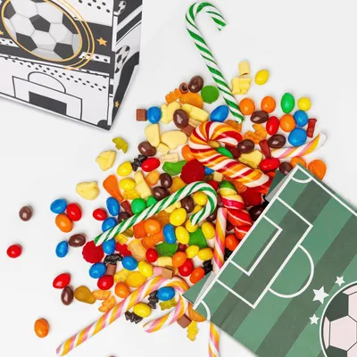 Produktbild von 12 Stück Fußballpapiertüten mit 18 Aufklebern - Fußballparty-Tüten für Geburtstage - kleine Kraftpapiertüten Süßigkeitstüten - Fußballthema Partybedarf (4 Muster)