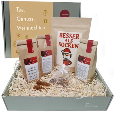 Produktbild von Tee Geschenkset Weihnachten – Tee Präsent Geschenk mit 4 Wintertees, Kandissticks & Gewürzdeko in einer Geschenkbox von Quertee