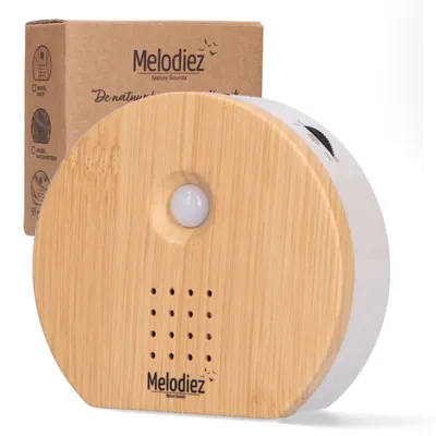Produktbild von Melodiez Vogelgeräusche Häuschen mit Sensor – Box inkl. Batterien & 4 natürliche Vogel-, Ozean- & Dschungelklänge – Holz