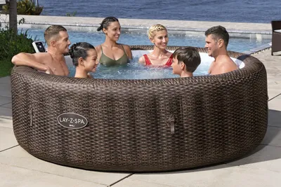 Zdjęcie produktu dla Bestway® LAY-Z-SPA® energooszczędna wanna z hydromasażem Bali AirJet™ ze sterowaniem za pomocą aplikacji + zintegrowana pompa UltraFit™, dla 7 osób Ø 216 x 71 cm, rattanowy wygląd (czekoladowy brąz)