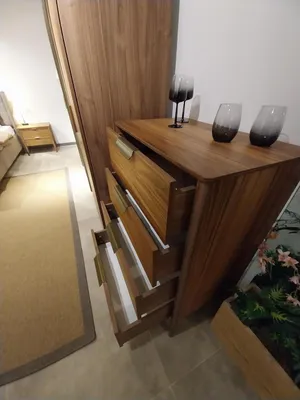 Zdjęcie produktu dla Luksusowa komoda do sypialni z 4 szufladami drewniana szafka design meble drewno nowy
