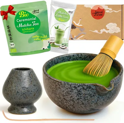 Obrázek produktu pro Matcha latte set "Shado" s miskou s výlevkou, metlickou, držákem a matcha práškem + kokosovým latté – sada pro latte i cajový obrad