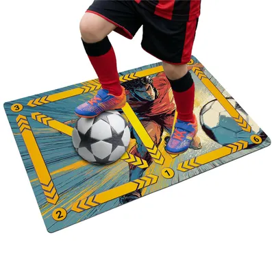 Produktbild von Fußball Trainingsmatte - 90x60 cm - Comic Fußballer - Training Kinder - Rutschfeste Matte für Ballkontrolle - Kickmatte - Techniktrainer