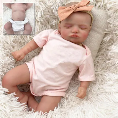 Image de Poupée de 45 cm, yeux fermés, cheveux peints, cils, barboteuse à manches courtes rose avec un bandeau orange, poupée réaliste. Corps en coton