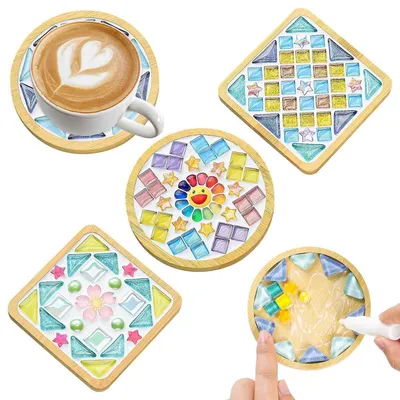 Immagine prodotto di Kit per creare sottobicchieri in mosaico, confezione da 4 pezzi. Include tessere di mosaico in vetro, sottobicchieri in bambù e colori assortiti