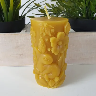 Produktbild von Bienenwachskerze Hasen Kerze auf Blumenwiese 10 cm