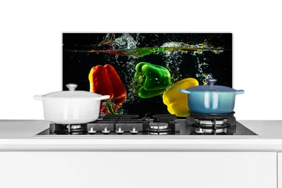 Obrázok produktu pre KitchenYeah® Kuchynský splashback - kuchynský splashback - ochrana steny sporáka a drezu - paprika - zelenina - voda - čierna - červená - zelená - žltá 70x30 - hliníkový dibond (alternatíva k sklenenému splashbacku) -