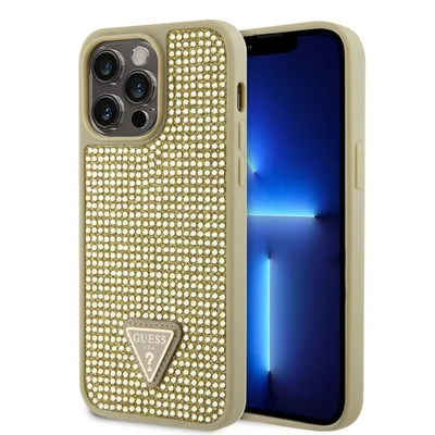 Imagen del producto de Funda para iPhone 15 Pro Max con logo triangular de metal con detalles de pedrería de la marca Guess, color dorado. Talla única